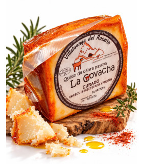 Cuña de queso curado de cabra payoya La Covacha en aceite de oliva y pimentón